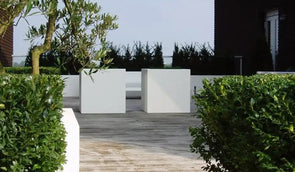 Hoe plaats, beplant en onderhoud je een polyester plantenbak?