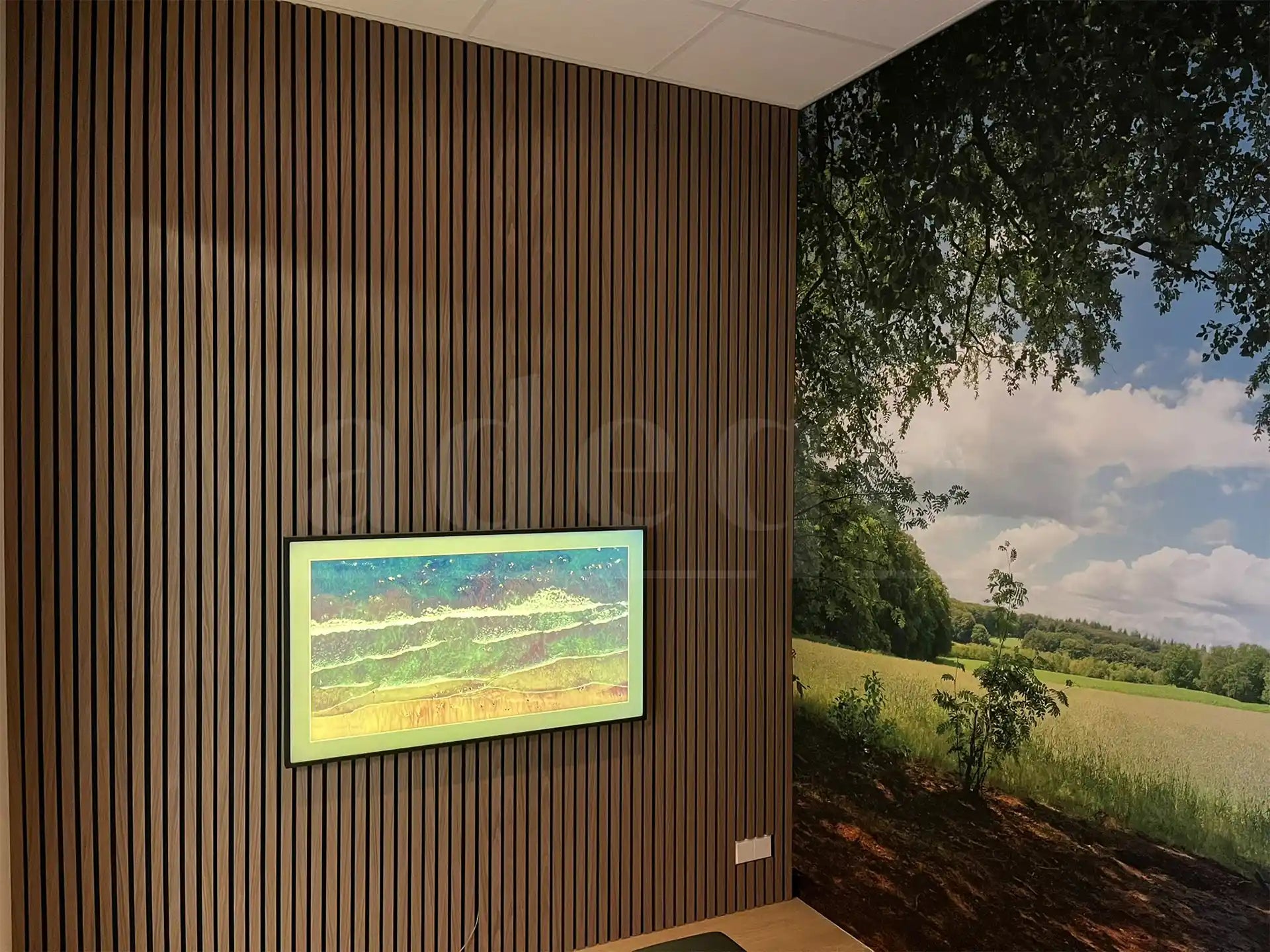 Wanddecoratie met Adeqo akoestisch wandpaneel in Licht Walnoot naast grote natuurmuurprint.