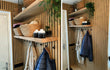 Detail van kapstokwand in hal, gemaakt van Adeqo akoestisch wandpaneel in Rustiek Eiken.