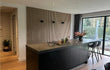 Moderne keuken met Adeqo akoestisch wandpaneel in Rustiek Eiken als achterwand.