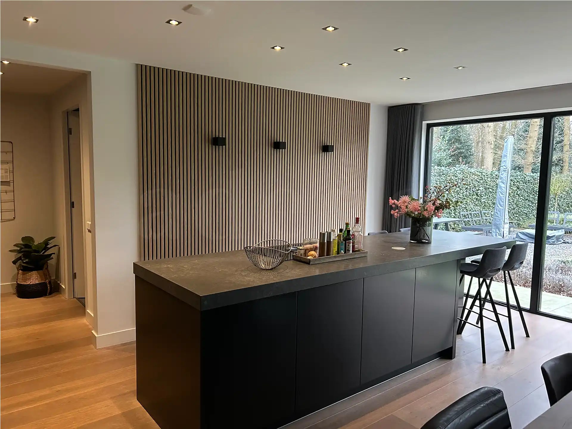 Moderne keuken met Adeqo akoestisch wandpaneel in Rustiek Eiken als achterwand.