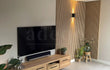Moderne woonkamer met tv-wand van Adeqo akoestisch wandpaneel in Rustiek Eiken.