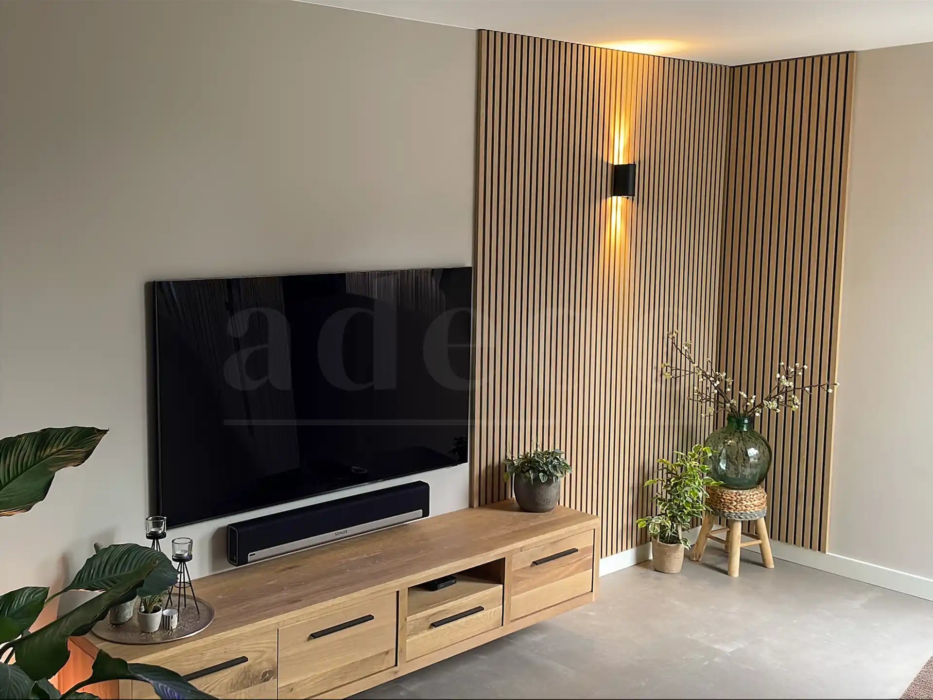 Moderne woonkamer met tv-wand van Adeqo akoestisch wandpaneel in Rustiek Eiken.
