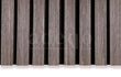 Adeqo akoestische wandpanelen met 3-zijdige houtfineer afwerking in de kleur Donker Walnoot, close-upweergave.