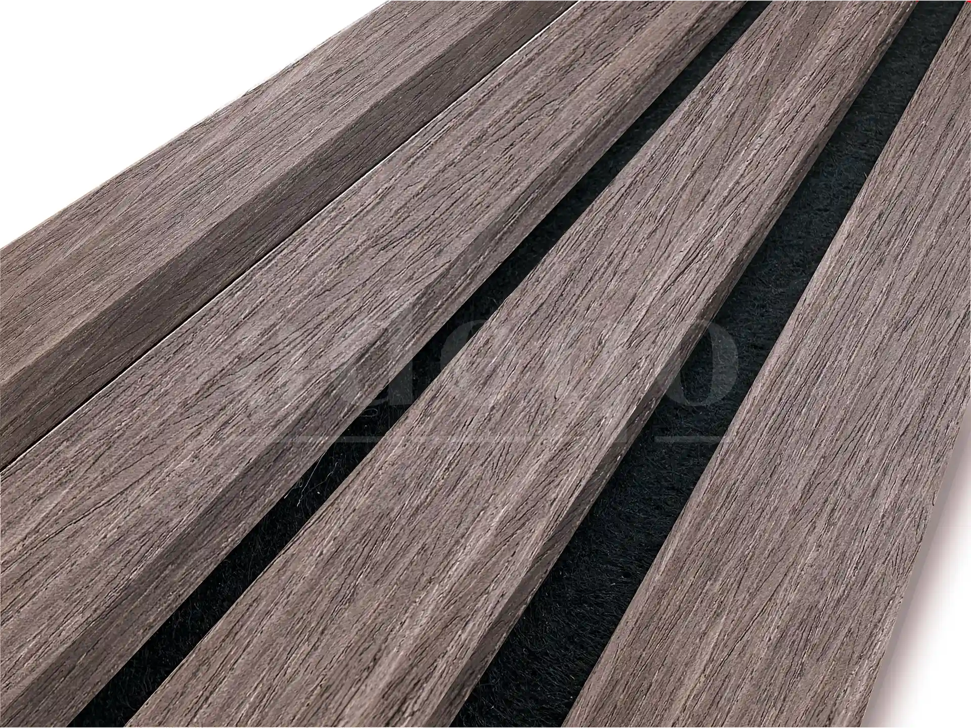 Zijkant close-up van Adeqo akoestische wandpanelen in Donker Walnoot, afgewerkt met 3-zijdig houtfineer.