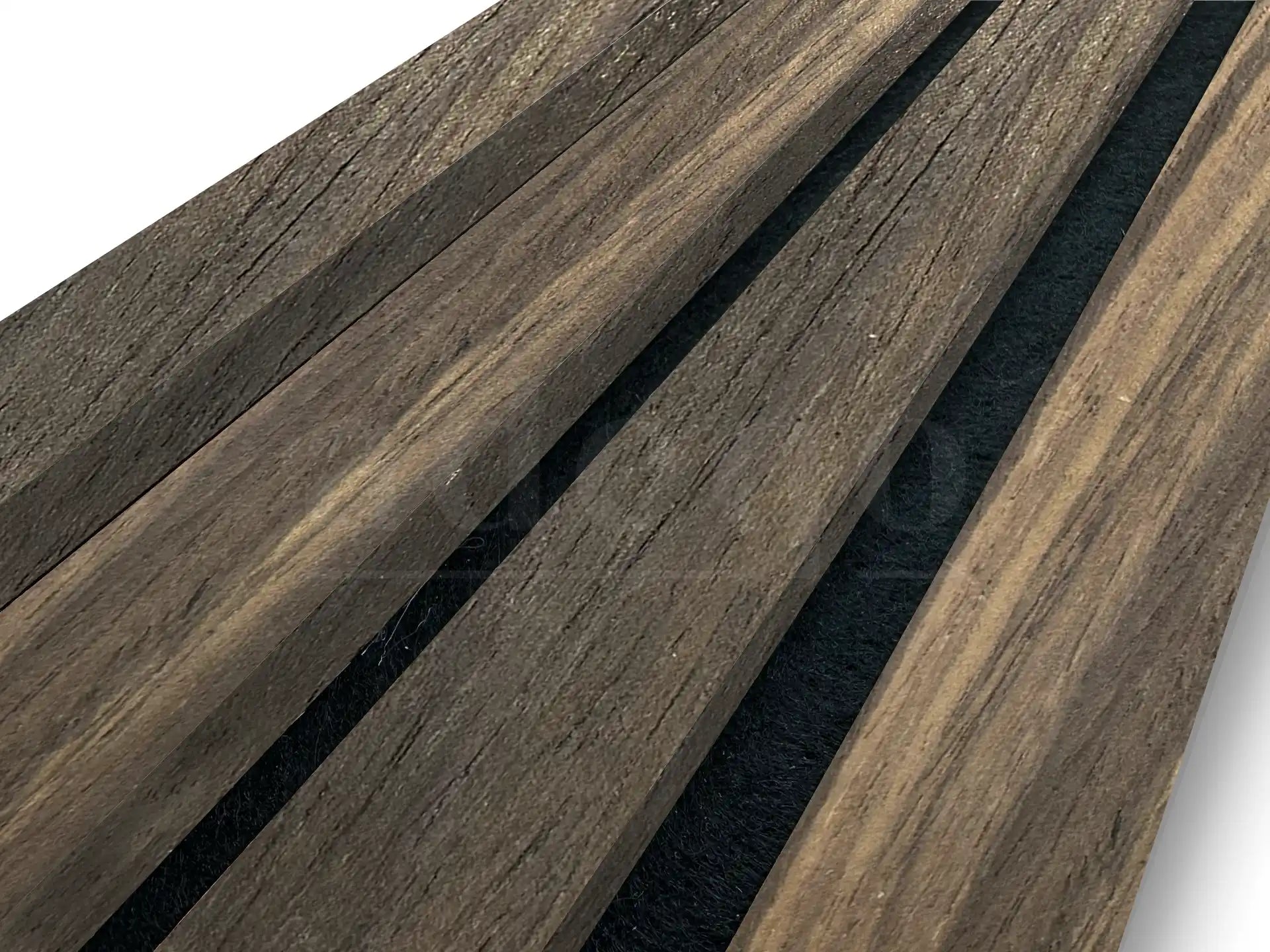 Zijkant close-up van Adeqo akoestische wandpanelen in Gerookt Eiken, afgewerkt met 3-zijdig houtfineer.