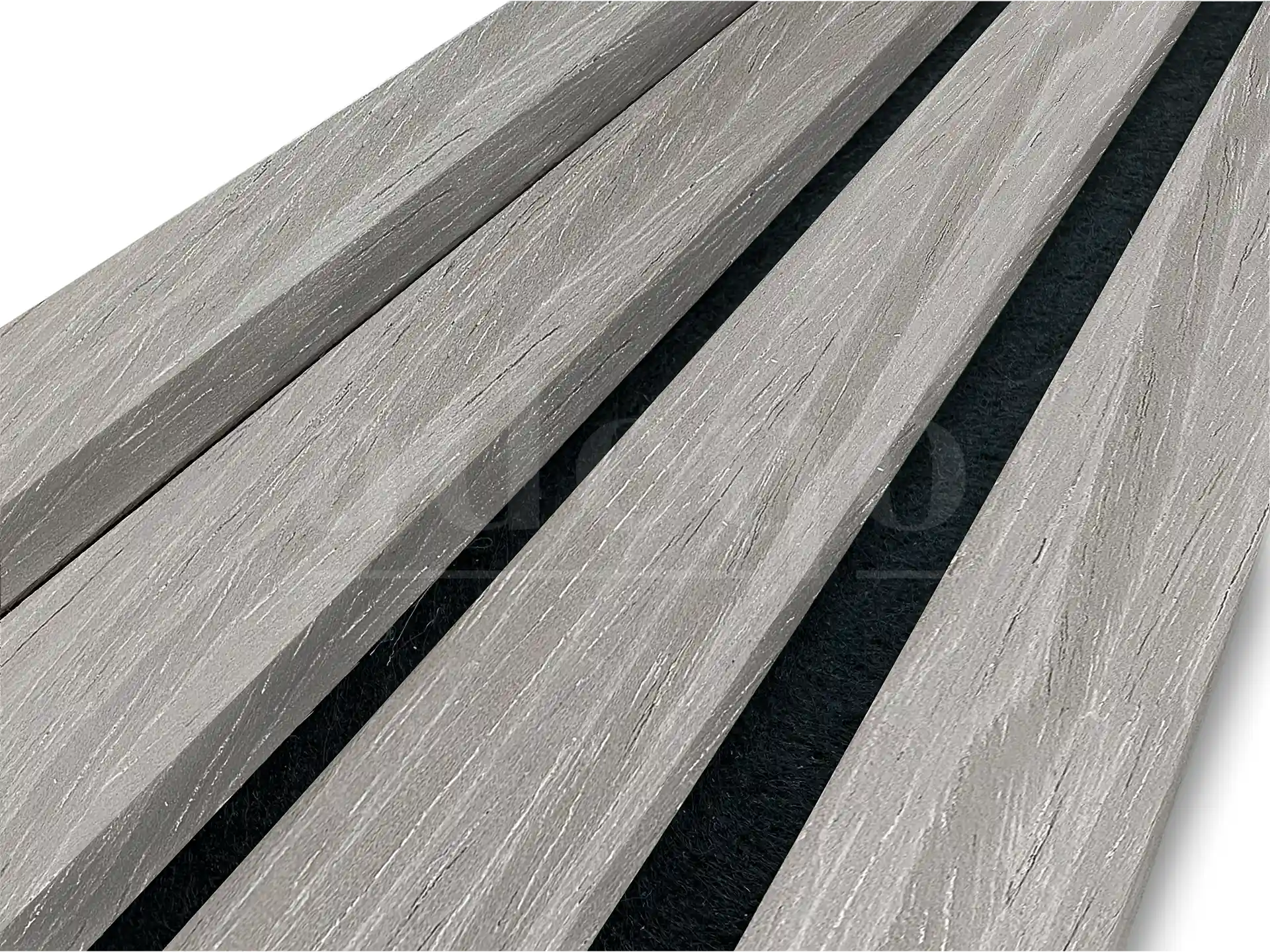 Zijkant close-up van Adeqo akoestische wandpanelen in Grijs Eiken, afgewerkt met 3-zijdig houtfineer.