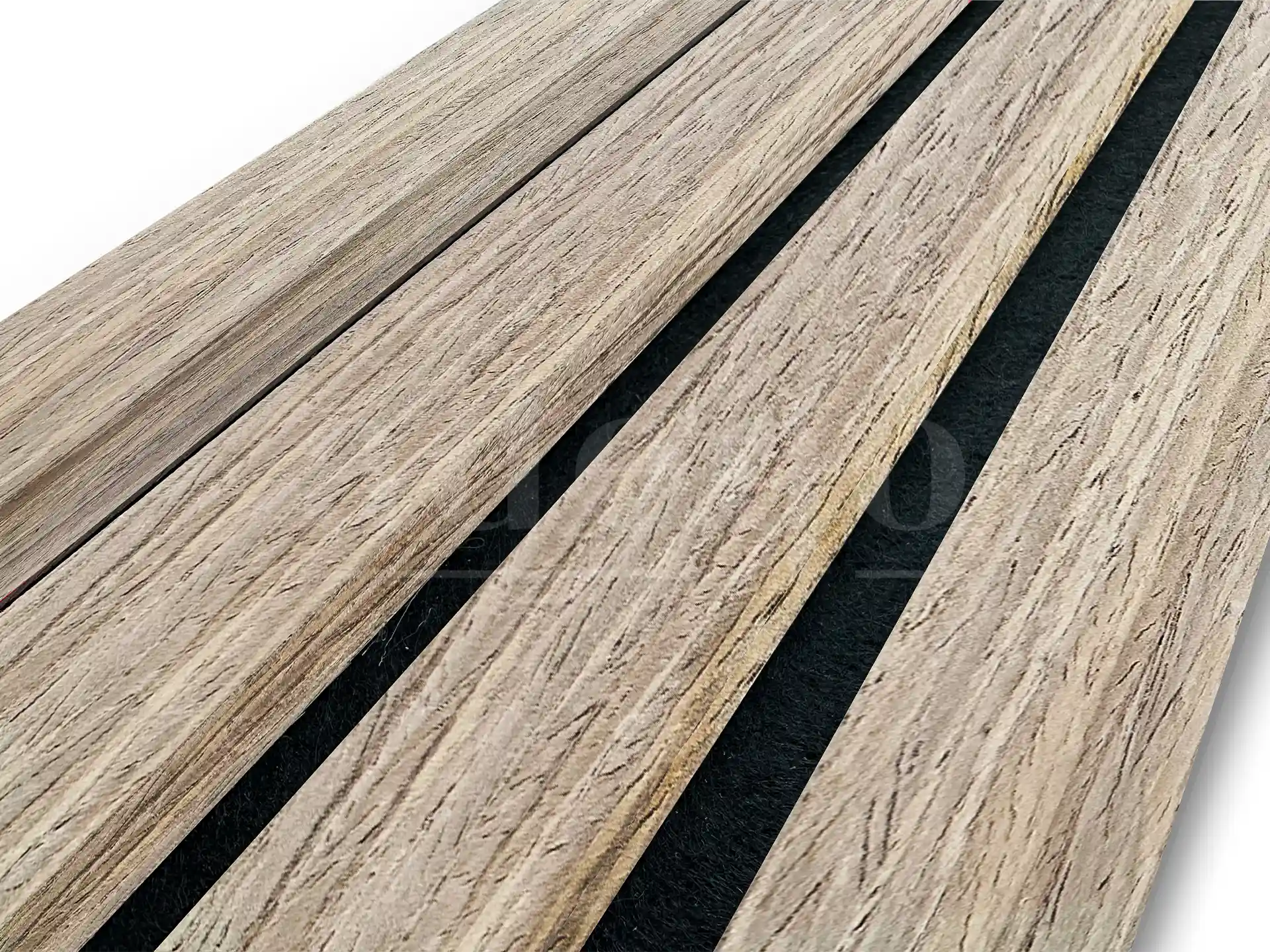 Zijkant close-up van Adeqo akoestische wandpanelen in Verouderd Eiken, afgewerkt met 3-zijdig houtfineer.