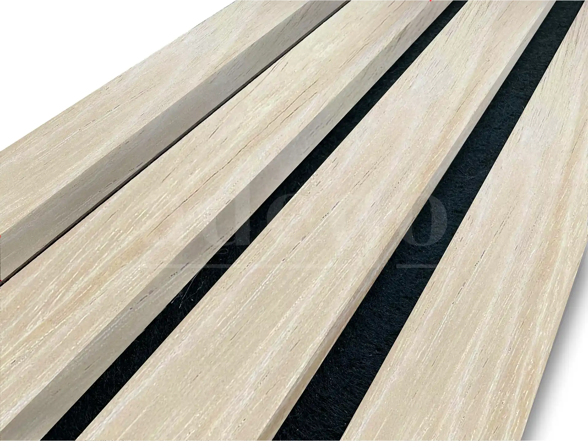 Zijkant close-up van Adeqo akoestische wandpanelen in Wit Eiken, afgewerkt met 3-zijdig houtfineer.
