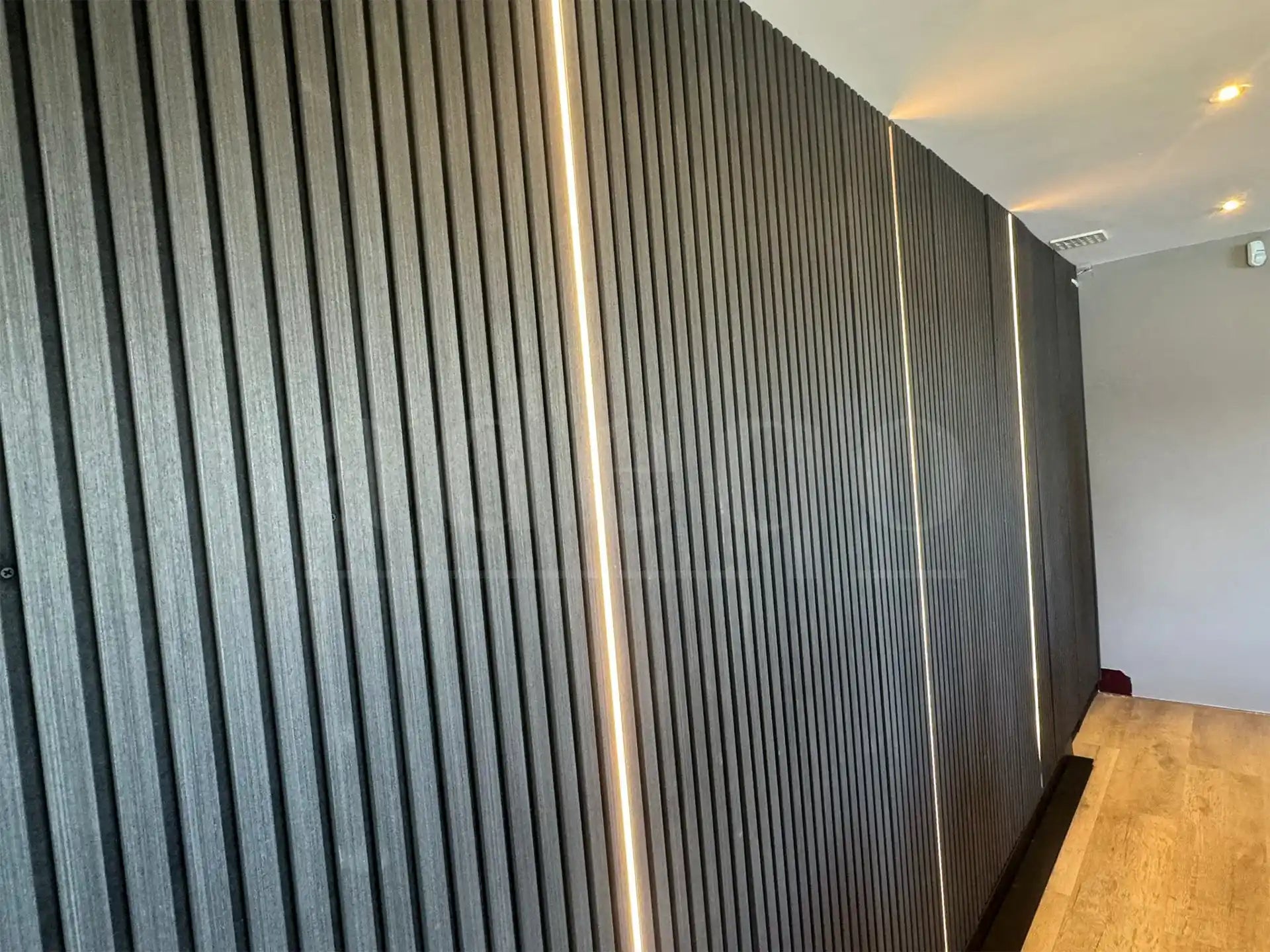 Akoestische wandpanelen in Zwart Eiken met geïntegreerde LED-verlichting, stijlvolle en geluiddempende wandbekleding voor een modern interieur.
