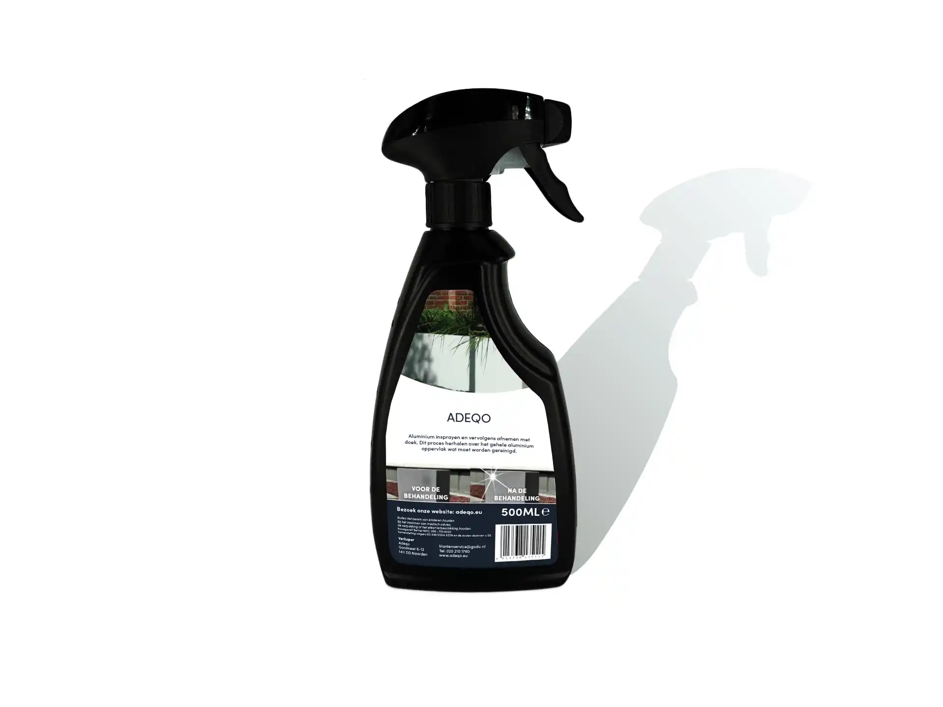 Achterkant van een zwarte sprayfles met etiket waarop ‘Adeqo aluminium Cleaner’ staat. Het etiket toont productinformatie en gebruiksaanwijzing. De fles staat tegen een witte achtergrond en werpt een subtiele, natuurlijke schaduw. Strakke productfoto, scherpe details, zonder extra objecten in beeld.