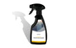 Een zwarte sprayfles met etiket waarop ‘Adeqo aluminium Cleaner’ staat, realistisch gefotografeerd tegen een witte achtergrond. De fles is bedoeld om aluminium oppervlakken schoon te maken. De sprayfles werpt een subtiele, natuurlijke schaduw zodat het product er realistisch en professioneel uitziet.