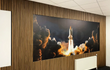 Kantoorruimte met Bruin Eiken akoestische wandpanelen van Adeqo, rondom een grote muurschildering van een raketlancering, voor een moderne en inspirerende uitstraling.