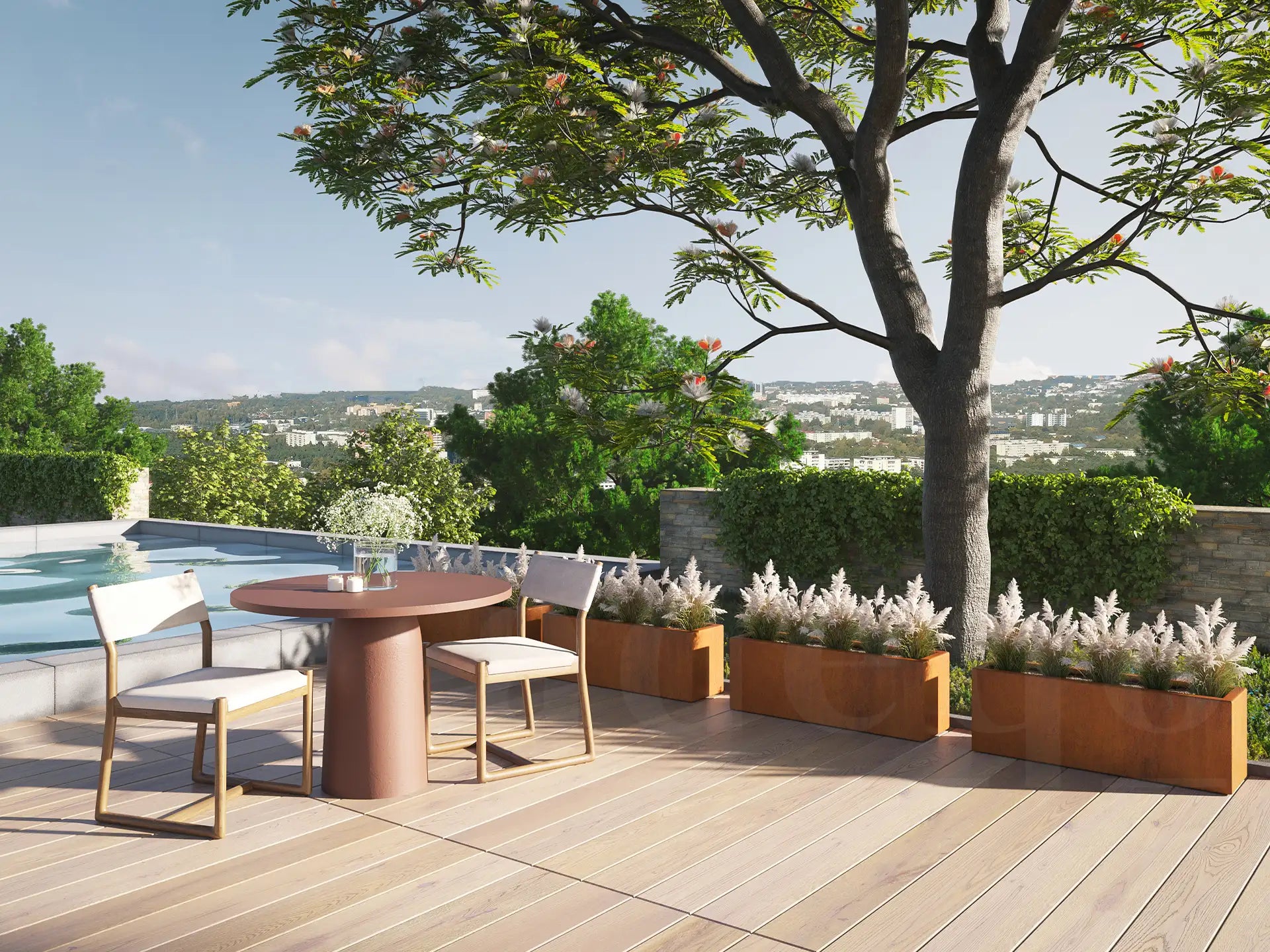 Terras met houten vloer en zwembad, ingericht met cortenstalen plantenbakken van 100x30x35 cm gevuld met witte siergrassen, naast een grote boom en een ronde tafel met twee stoelen, met uitzicht op een groene heuvelachtige omgeving en stad in de verte.