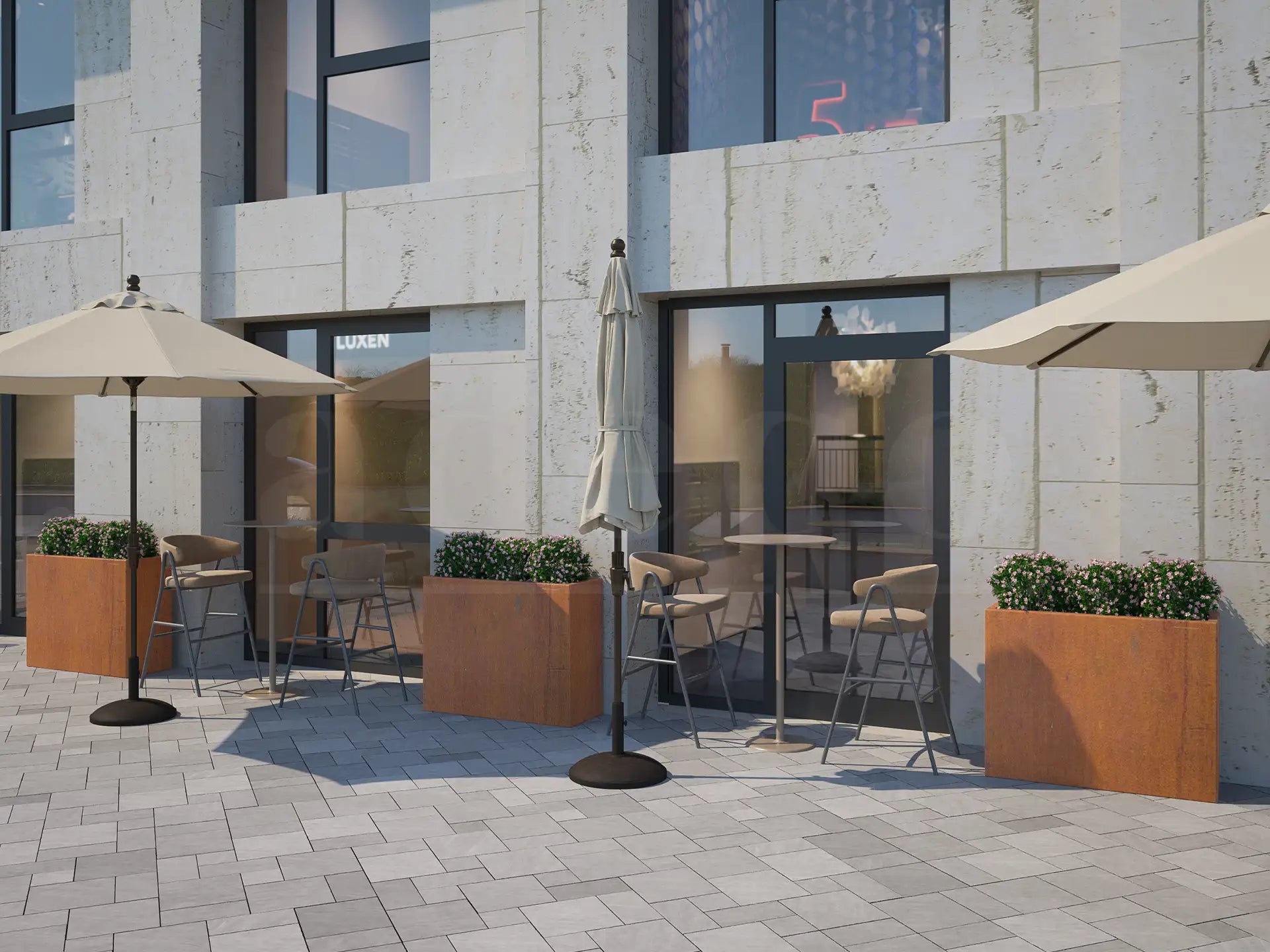 Moderne horecagevel met cortenstalen plantenbak van 100x40x80 cm, gevuld met groene planten met roze bloemetjes, geplaatst naast terrastafels en parasols op een betegeld terras.