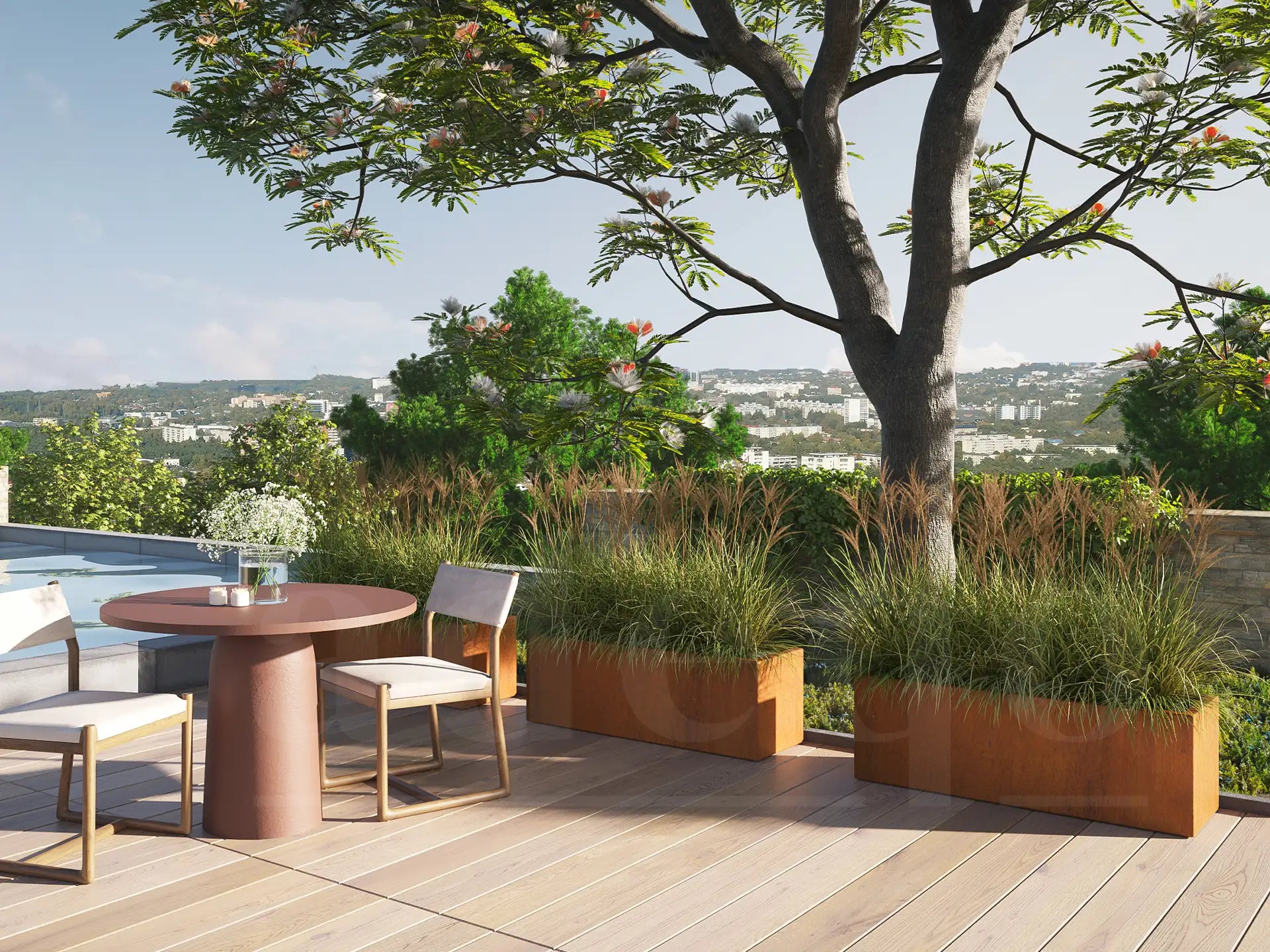Sfeervolle setting op een terras met meerdere cortenstalen plantenbakken van 120x40x40 cm, gevuld met hoge siergrassen. De plantenbakken staan naast een boom en een zithoek, wat zorgt voor een moderne en natuurlijke uitstraling in de buitenruimte.