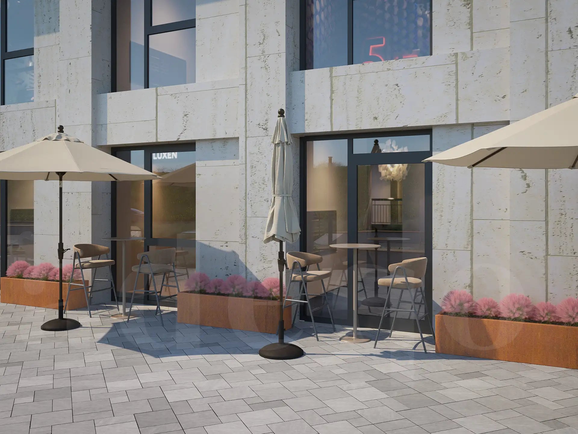 Cortenstalen plantenbakken van Adeqo, gevuld met roze sierplanten, geplaatst op een modern terras met parasols en zitgelegenheid.