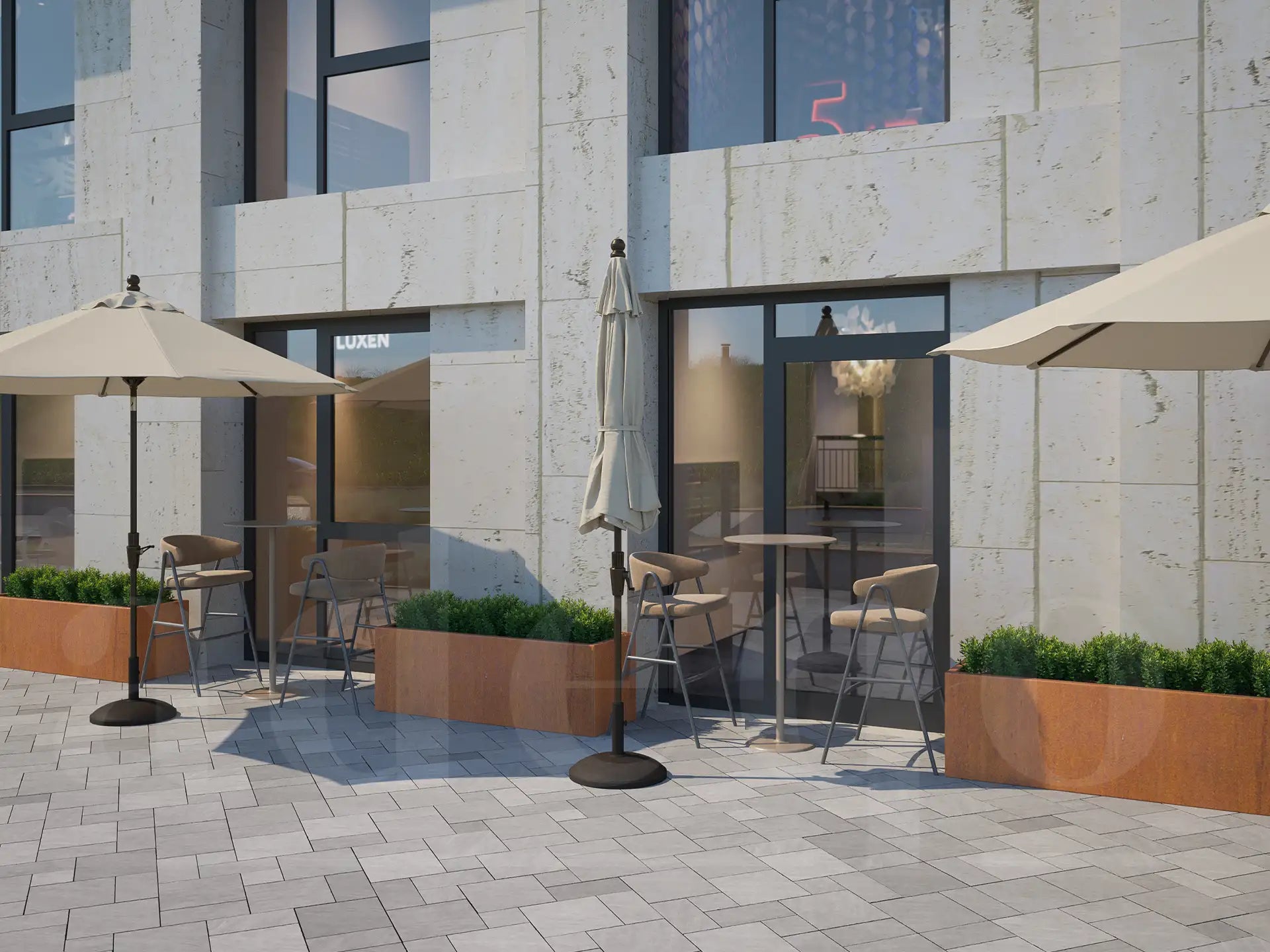 Sfeervol terras met Adeqo cortenstaal plantenbak 150x50x50 cm gevuld met groene beplanting, geplaatst langs een gevel met terrastafels en parasols.