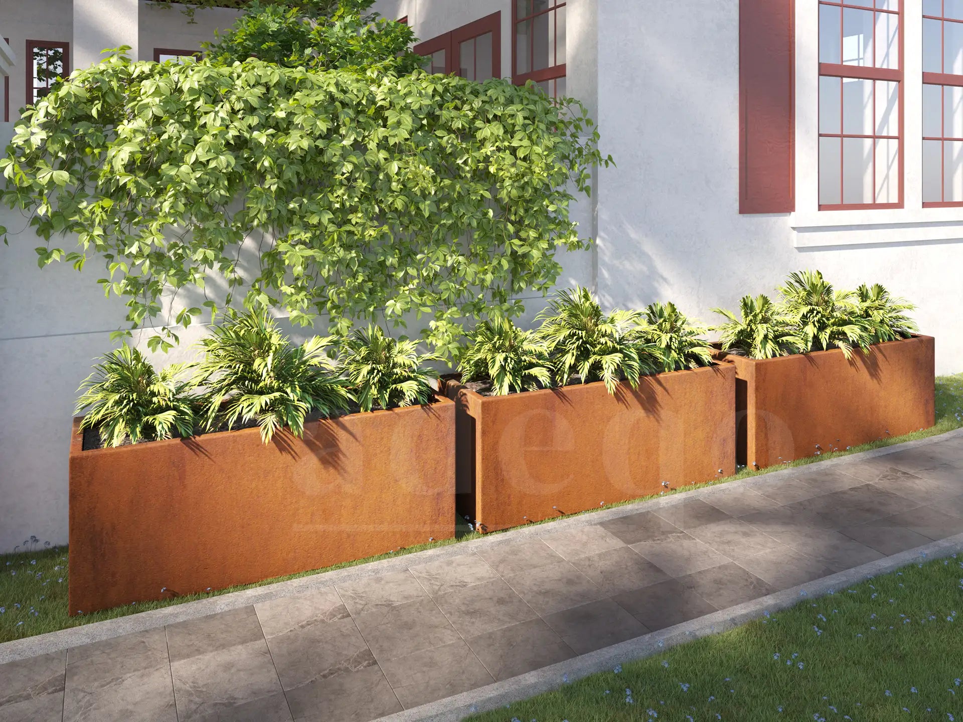 Sfeervolle tuinopstelling met meerdere cortenstalen plantenbakken van 150x50x60 cm langs een gevel. De bakken zijn gevuld met weelderige groene sierplanten en gecombineerd met een strakke bestrating en klimplanten aan de muur voor een moderne en natuurlijke uitstraling.