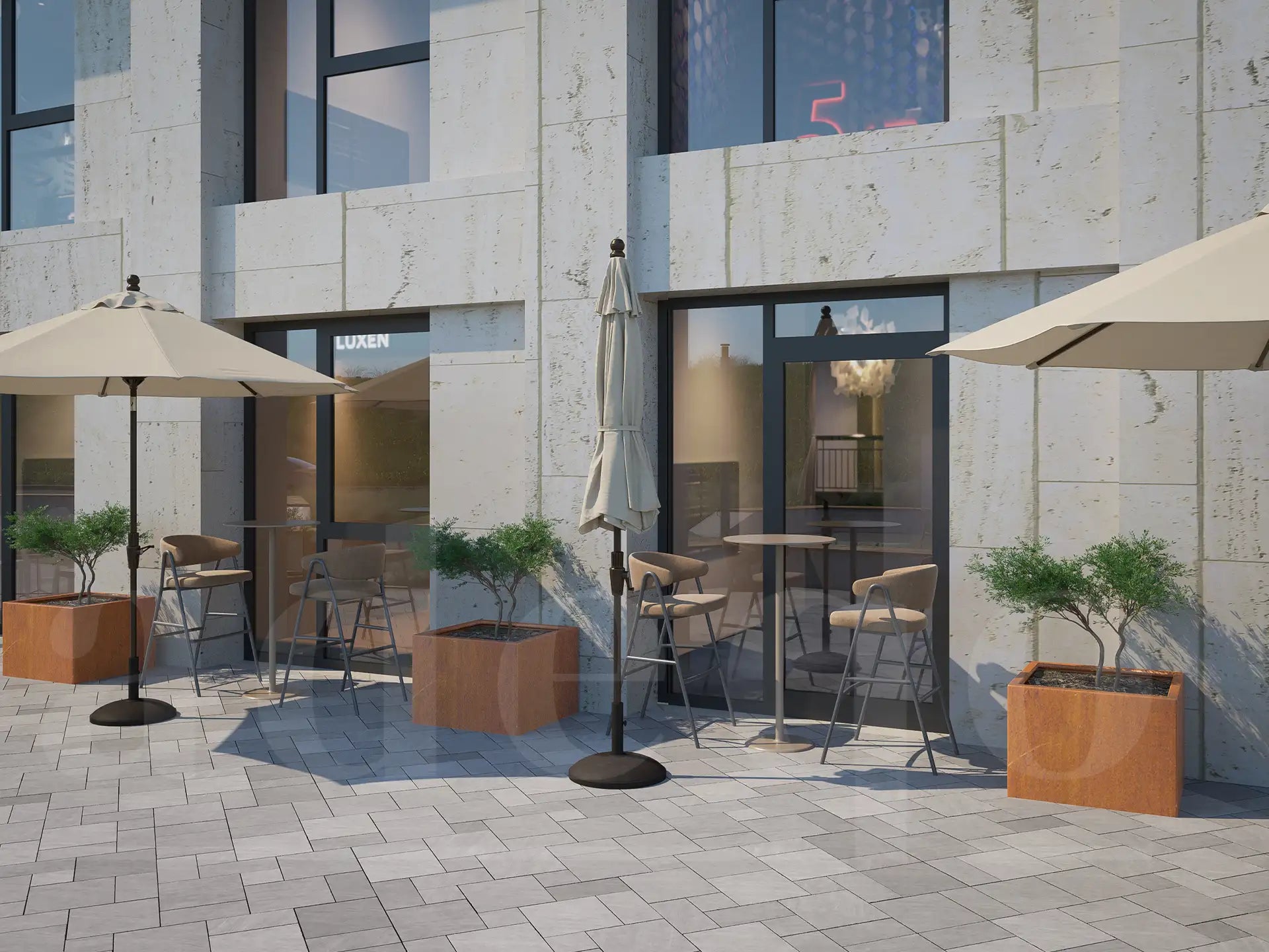 Drie Adeqo cortenstaal plantenbakken 70x70x70 cm met kleine bomen, geplaatst op een terras van een horecazaak met tafels, stoelen en parasols voor een moderne uitstraling.