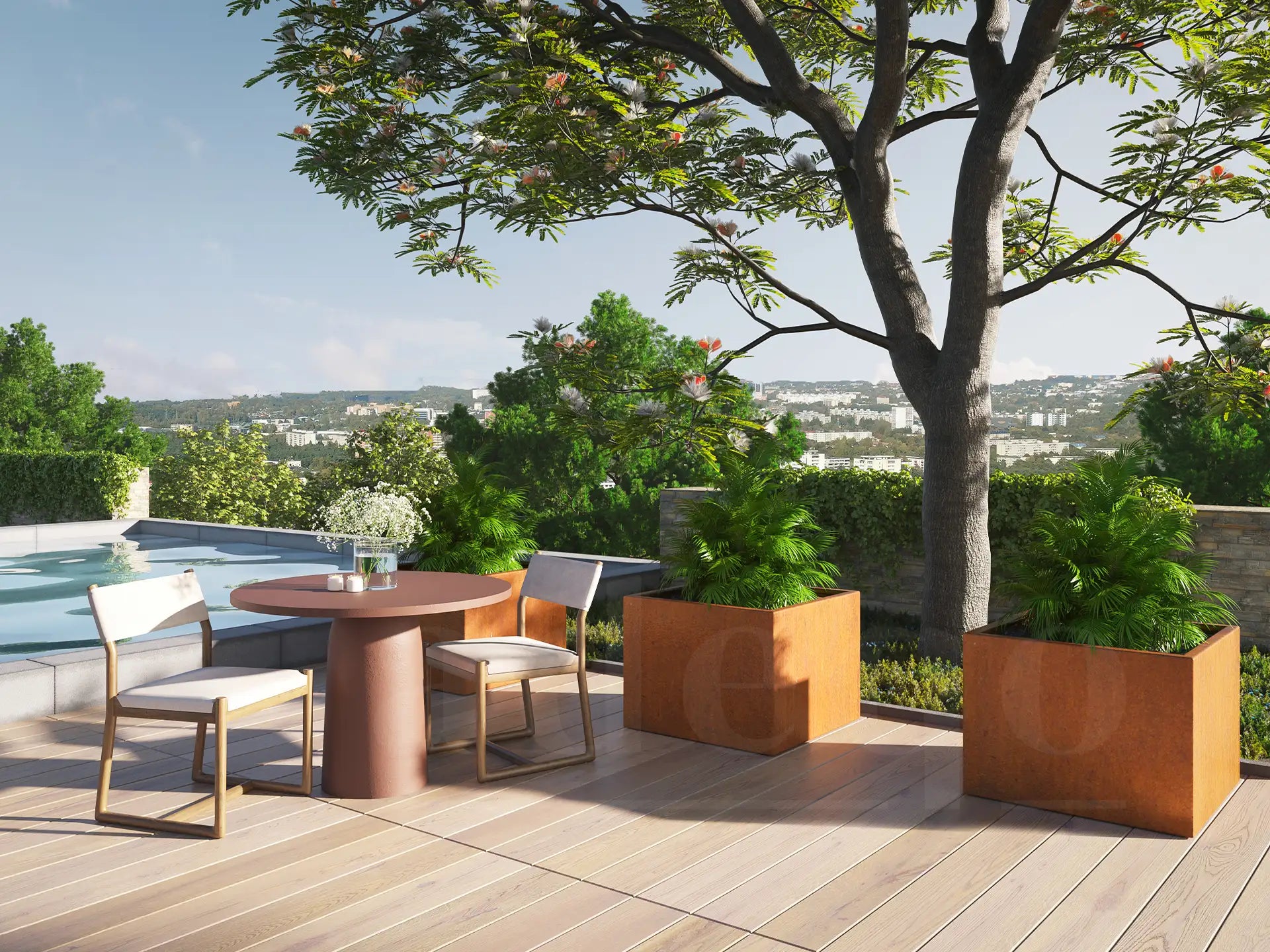 Twee vierkante cortenstaal plantenbakken van 80x80x60 cm op een modern houten terras naast een zwembad. De bakken zijn gevuld met volle groene tropische planten en staan onder een grote boom met uitzicht over een groene stad en heuvels in de verte, wat een luxe en natuurlijke sfeer geeft.