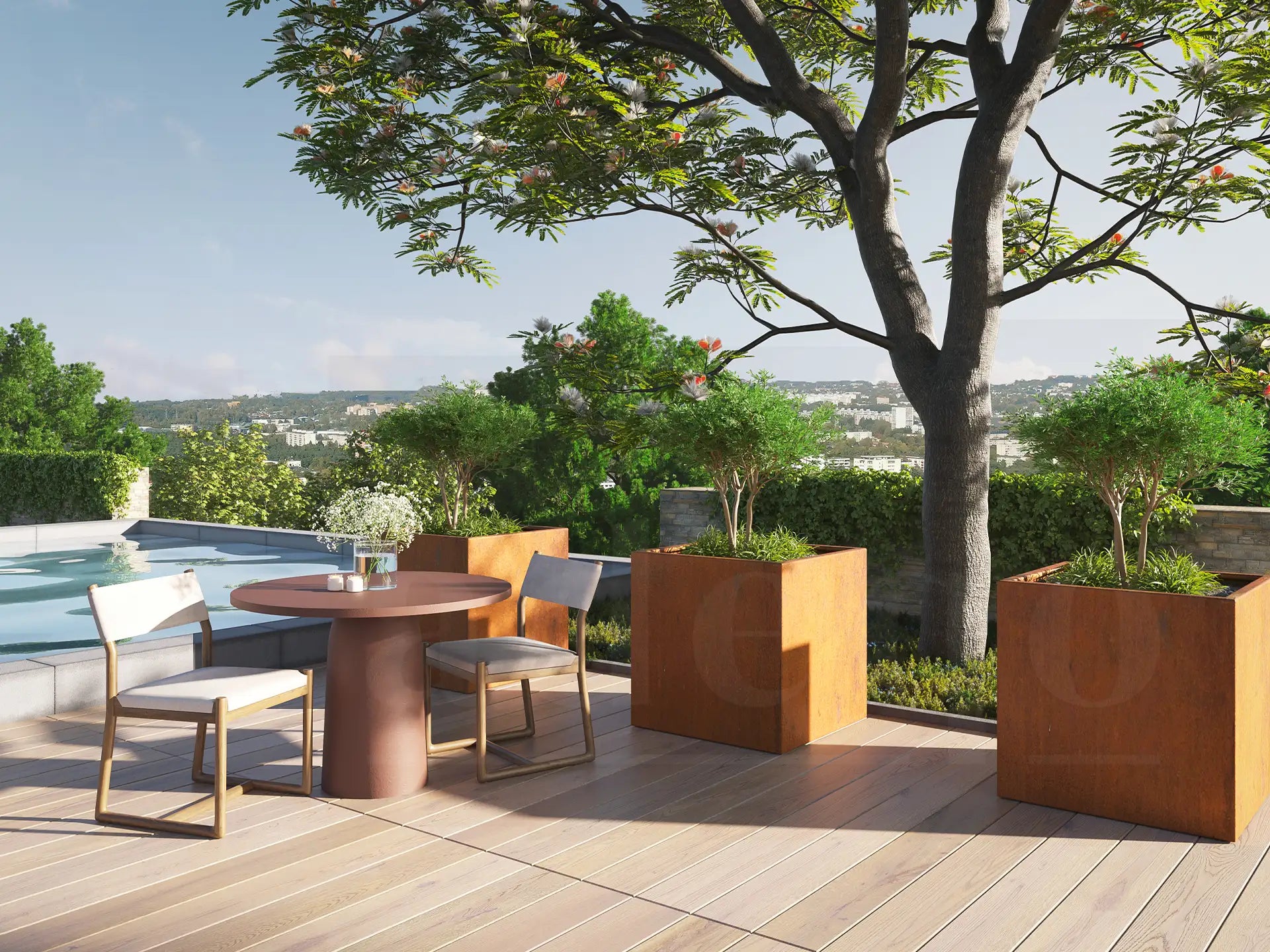 Grote vierkante plantenbak van cortenstaal 80x80x80 cm met boom en siergras, sfeervol geplaatst op een modern terras bij een zwembad.
