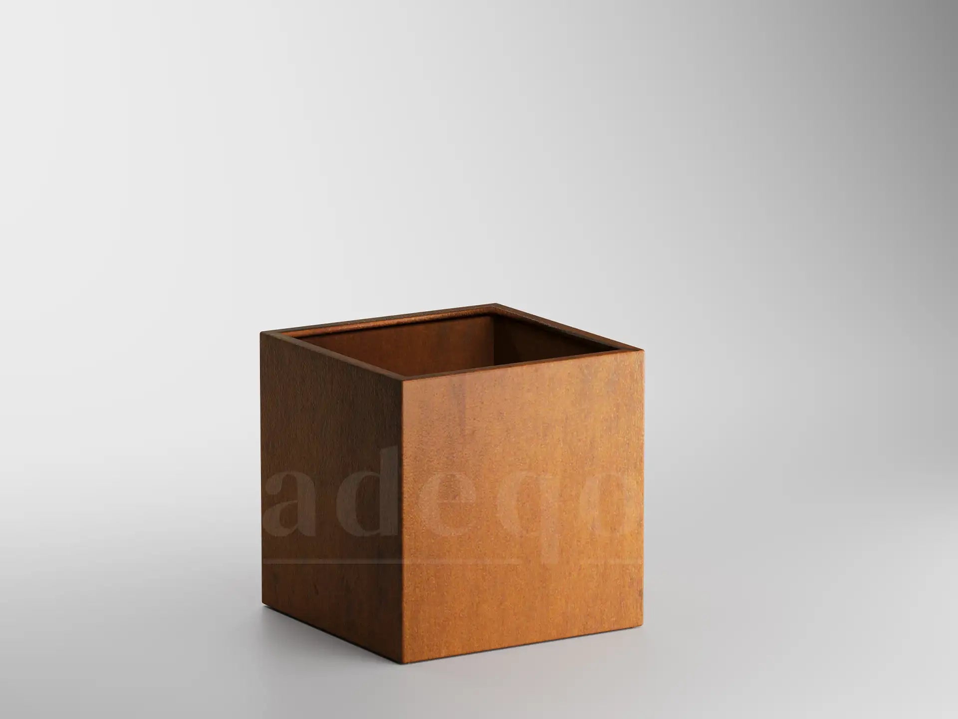 Lege rechthoekige Adeqo plantenbak van cortenstaal, formaat 80 x 80 x 80 cm, op een witte achtergrond.
