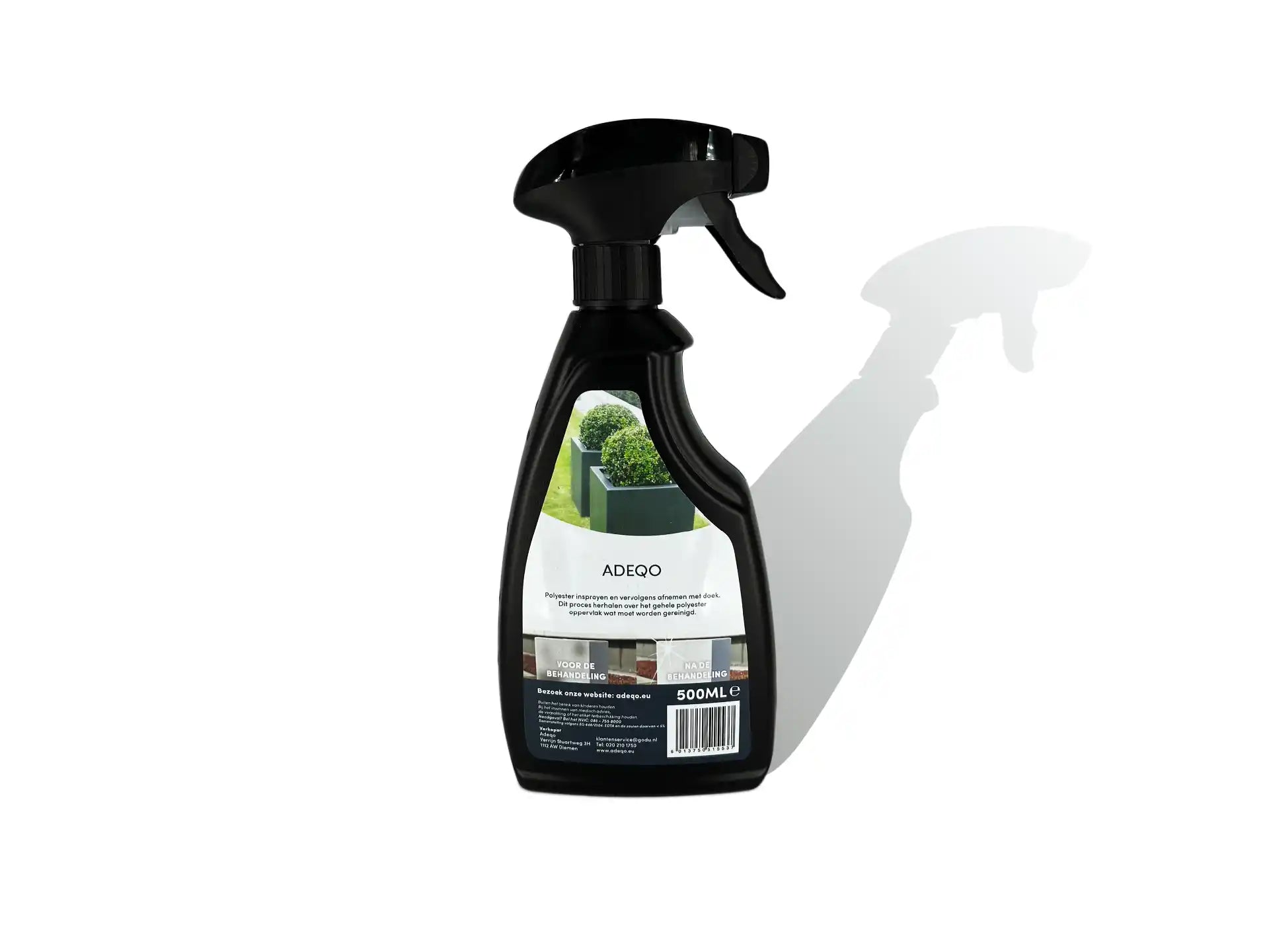 Achterkant van een zwarte sprayfles met etiket waarop ‘Adeqo Polyester Cleaner’ staat. Het etiket toont productinformatie en gebruiksaanwijzing. De fles staat tegen een witte achtergrond en werpt een subtiele, natuurlijke schaduw. Strakke productfoto, scherpe details, zonder extra objecten in beeld.