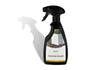 Een zwarte sprayfles met etiket waarop ‘Adeqo Polyester Cleaner’ staat, realistisch gefotografeerd tegen een witte achtergrond. De fles is bedoeld om polyester oppervlakken schoon te maken. De sprayfles werpt een subtiele, natuurlijke schaduw zodat het product er realistisch en professioneel uitziet.