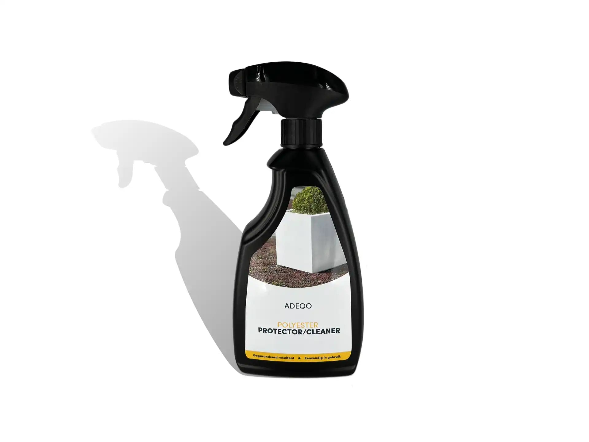 Een zwarte sprayfles met etiket waarop ‘Adeqo Polyester Cleaner’ staat, realistisch gefotografeerd tegen een witte achtergrond. De fles is bedoeld om polyester oppervlakken schoon te maken. De sprayfles werpt een subtiele, natuurlijke schaduw zodat het product er realistisch en professioneel uitziet.