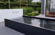 Adezz aluminium vijver in een strakke tuinopstelling, waterornament met spuiter zorgt voor een moderne uitstraling.