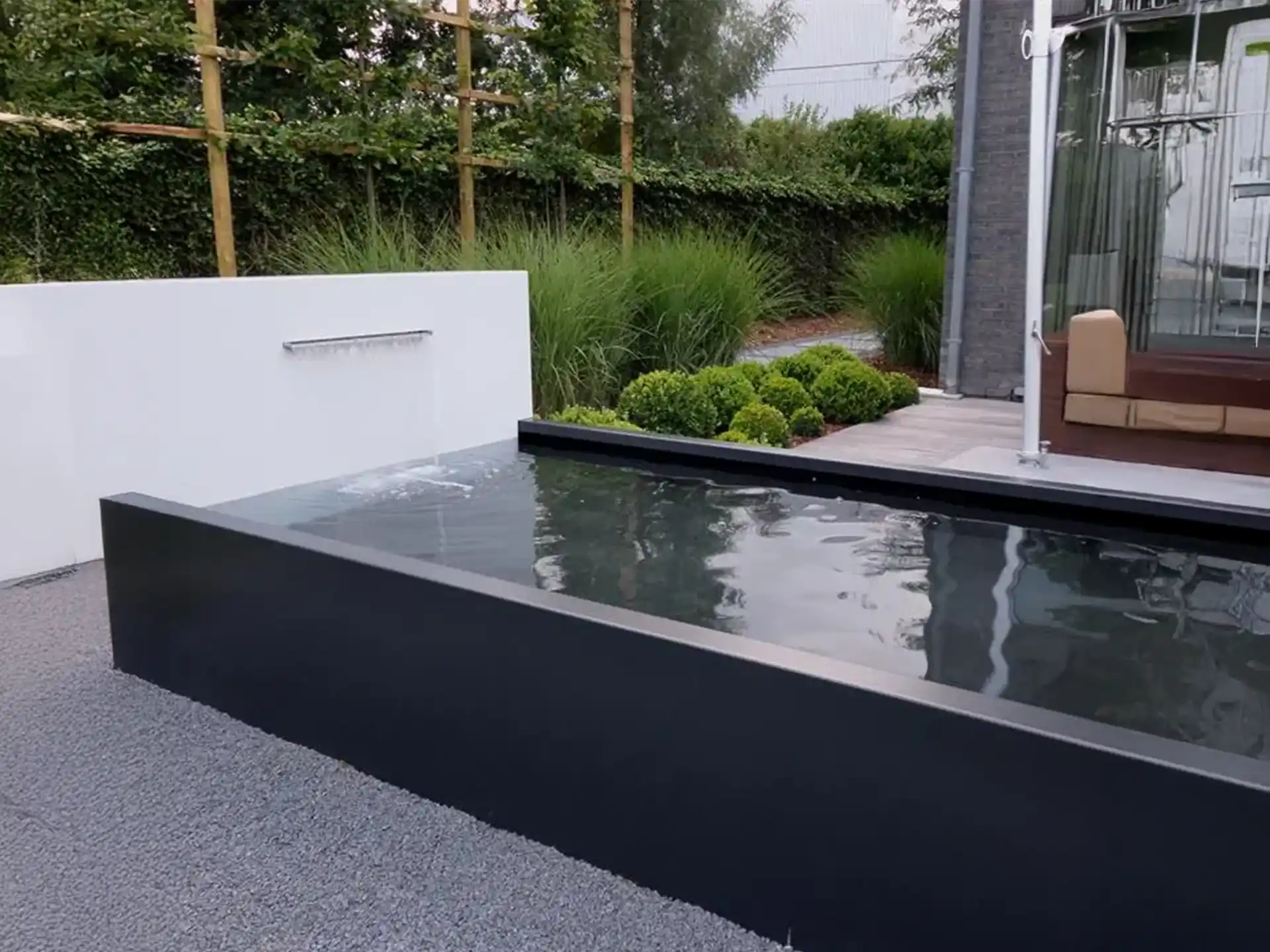Adezz aluminium vijver in een strakke tuinopstelling, waterornament met spuiter zorgt voor een moderne uitstraling.