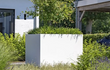 Grote witte Adezz Carrez aluminium plantenbak met wielen in een groene tuinomgeving.