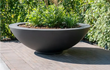 Moderne Adezz Ceder polyester plantenbak rond schaalmodel in donkergrijs met groene beplanting.