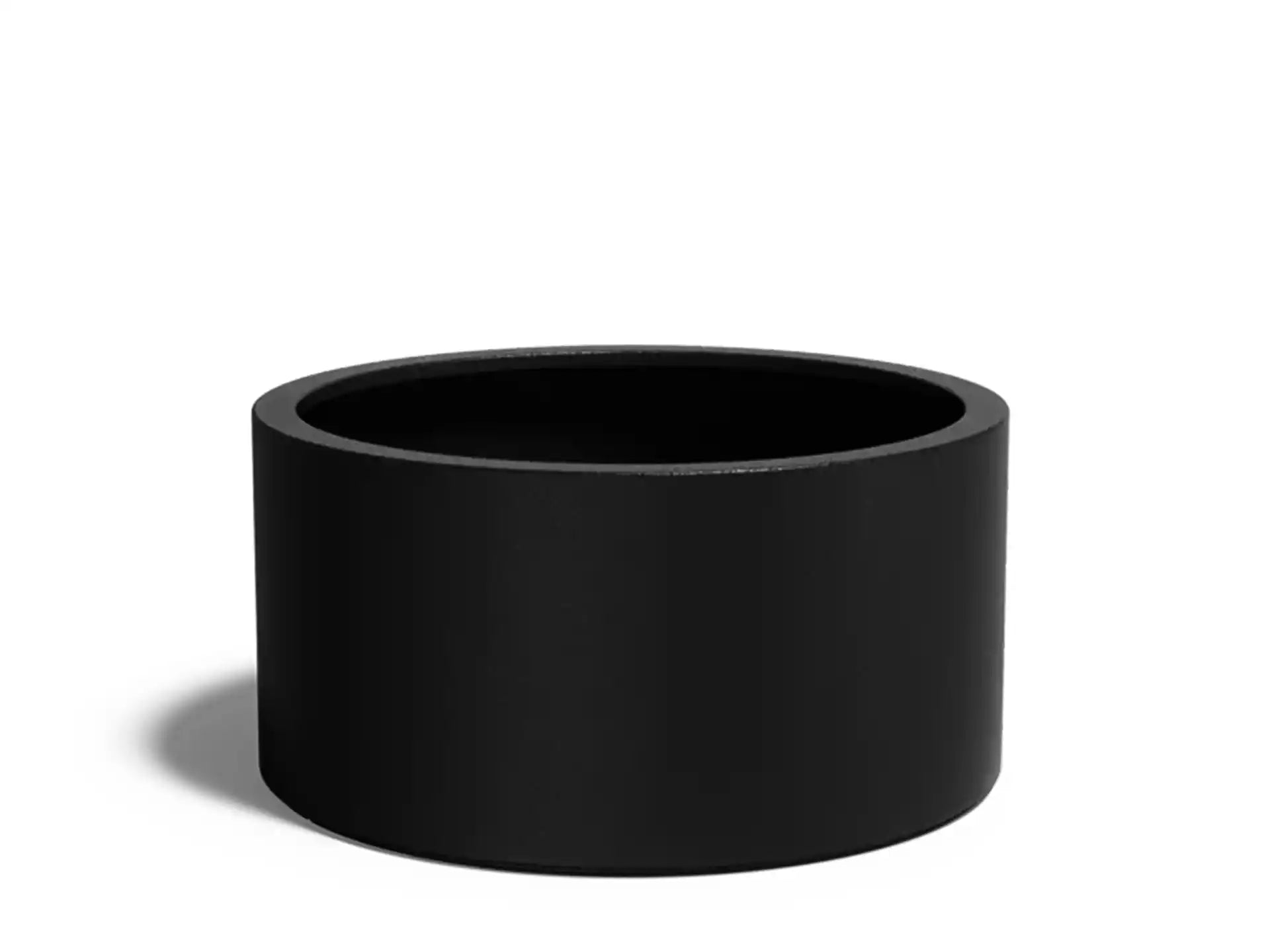 Adezz Circum polyester plantenbak in ronde rechte vorm, 120 × 120 × 60 cm, uitgevoerd in gitzwart.