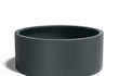 Adezz Circum polyester plantenbak in ronde rechte vorm, 150 × 150 × 60 cm, uitgevoerd in antracietgrijs.