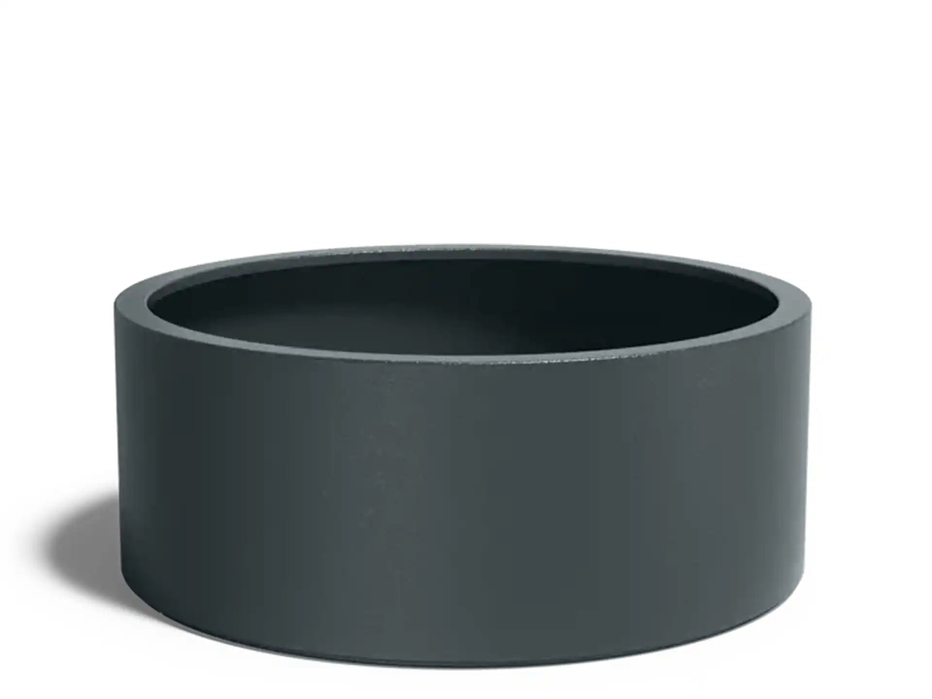 Adezz Circum polyester plantenbak in ronde rechte vorm, 150 × 150 × 60 cm, uitgevoerd in antracietgrijs.