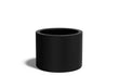 Adezz Circum polyester plantenbak in ronde rechte vorm, 80 × 80 × 60 cm, uitgevoerd in gitzwart.