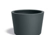Adezz Conic polyester plantenbak in ronde schuine vorm, 120 × 120 × 80 cm, uitgevoerd in antracietgrijs.