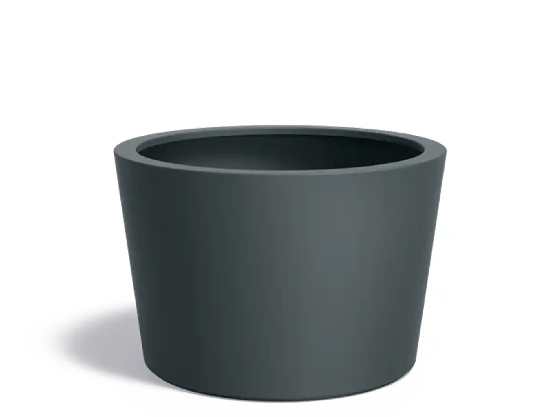 Adezz Conic polyester plantenbak in ronde schuine vorm, 120 × 120 × 80 cm, uitgevoerd in antracietgrijs.