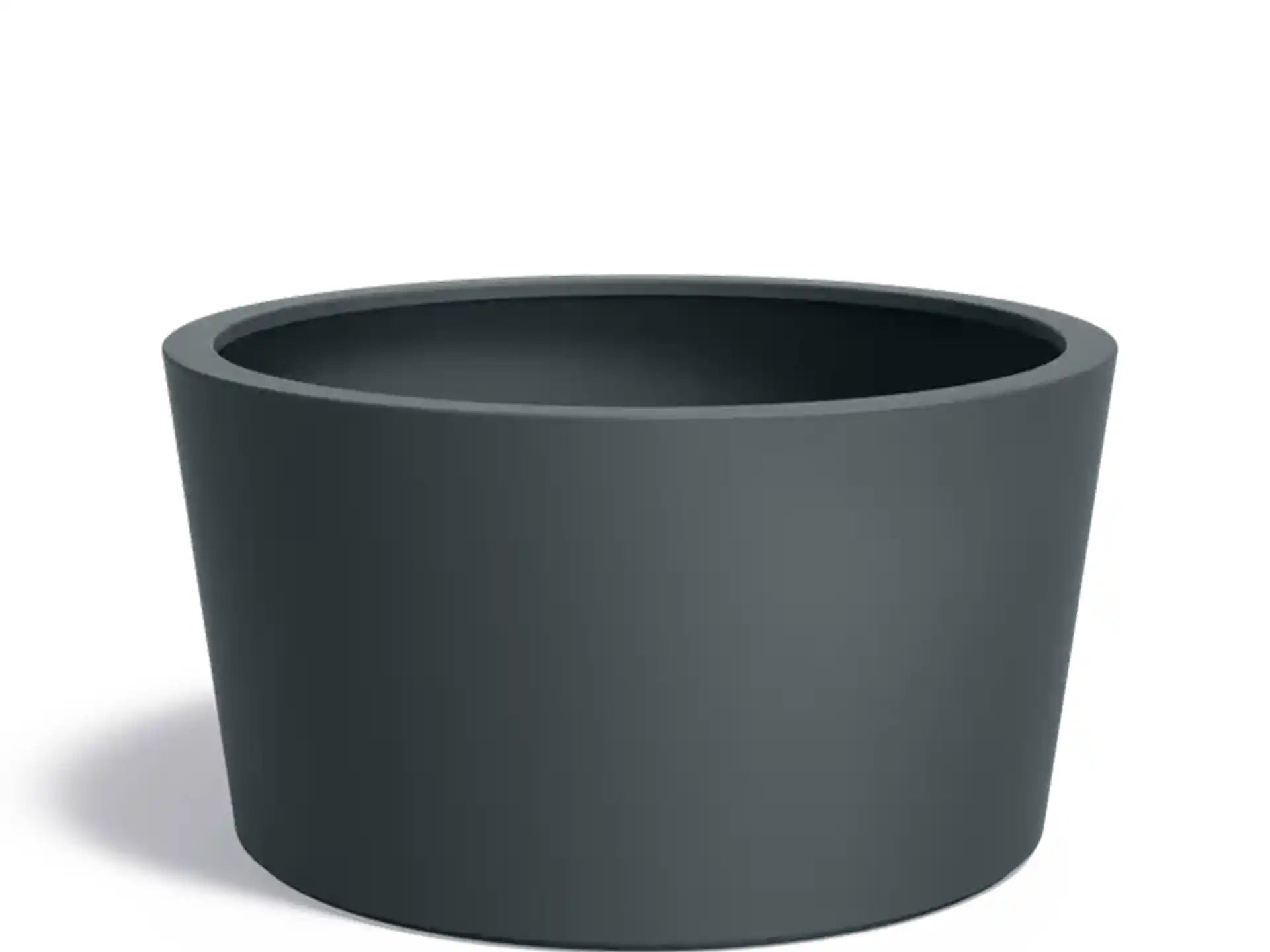 Adezz Conic polyester plantenbak in ronde schuine vorm, 150 × 150 × 80 cm, uitgevoerd in antracietgrijs.
