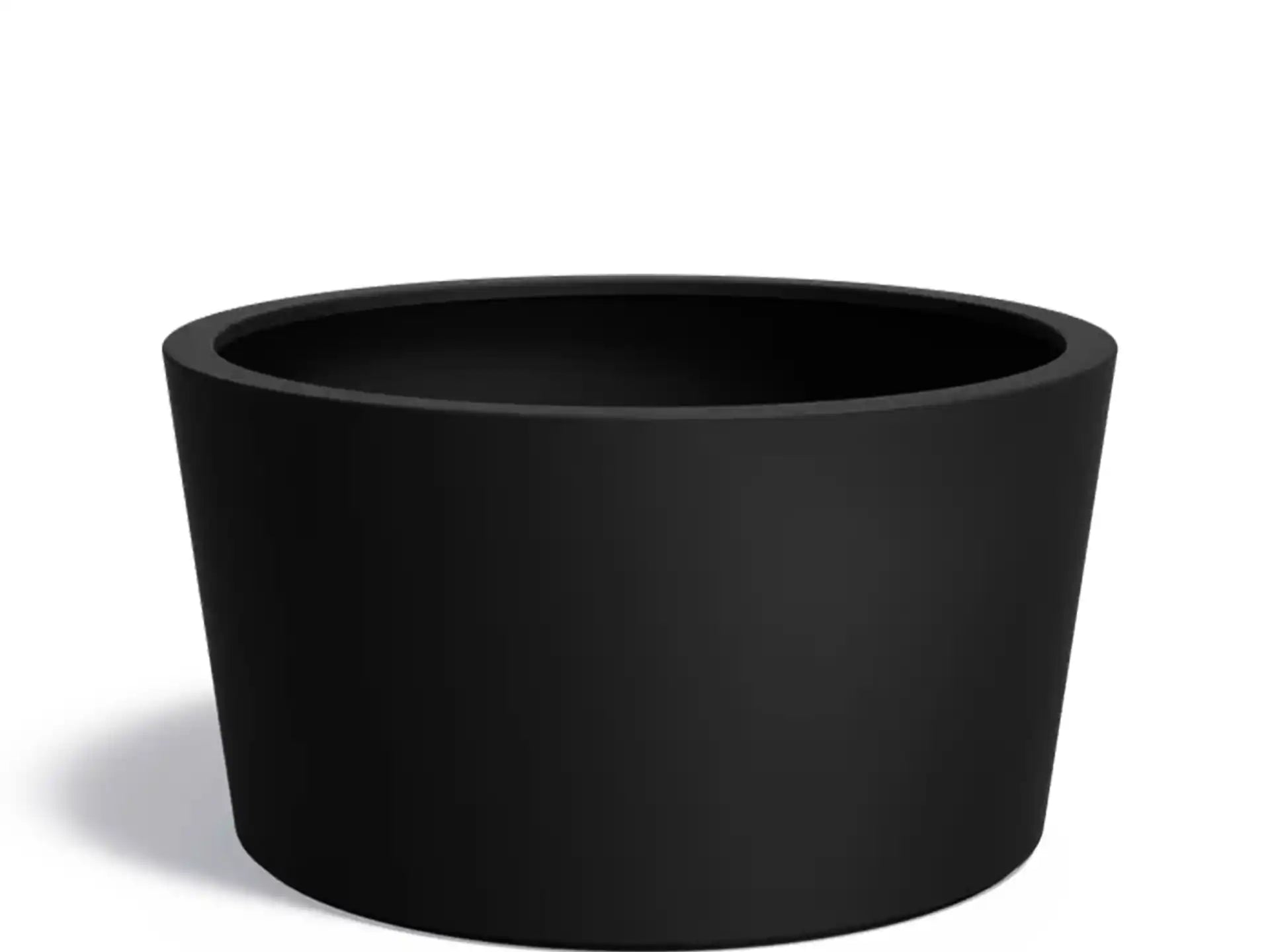 Adezz Conic polyester plantenbak in ronde schuine vorm, 150 × 150 × 80 cm, uitgevoerd in gitzwart.