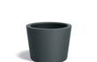 Adezz Conic polyester plantenbak in ronde schuine vorm, 95 × 95 × 70 cm, uitgevoerd in antracietgrijs.