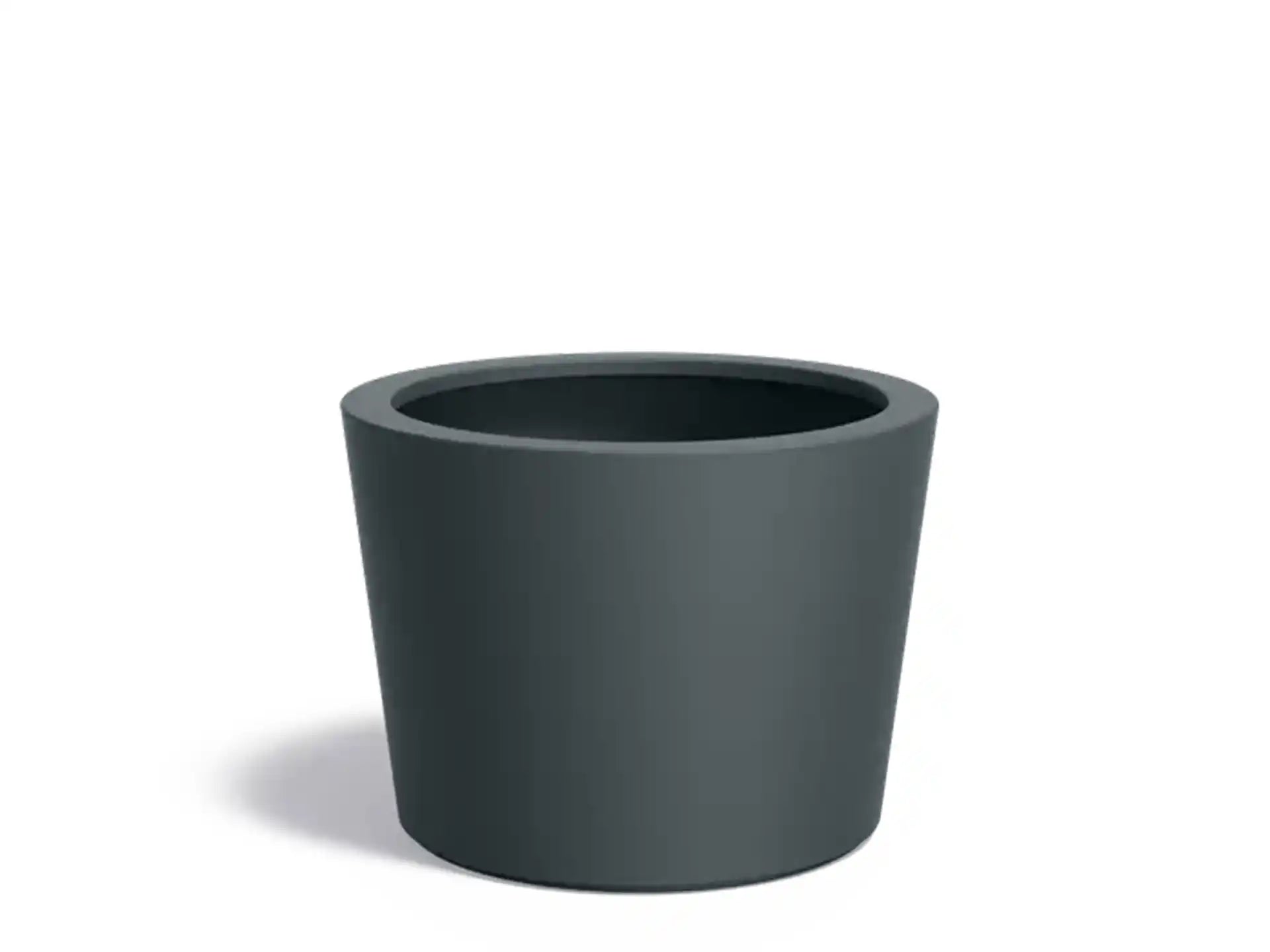 Adezz Conic polyester plantenbak in ronde schuine vorm, 95 × 95 × 70 cm, uitgevoerd in antracietgrijs.