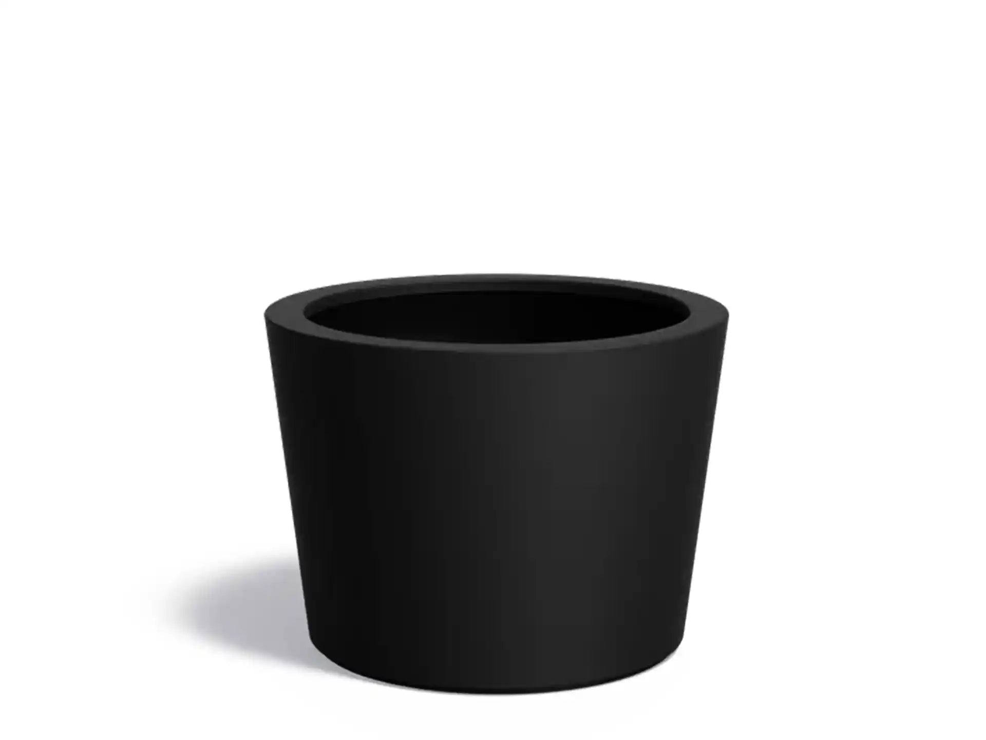 Adezz Conic polyester plantenbak in ronde schuine vorm, 95 × 95 × 70 cm, uitgevoerd in gitzwart.