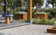 Adezz Malaga Rhombus hardhouten plantenbak met bloemen, in een sfeervolle tuin