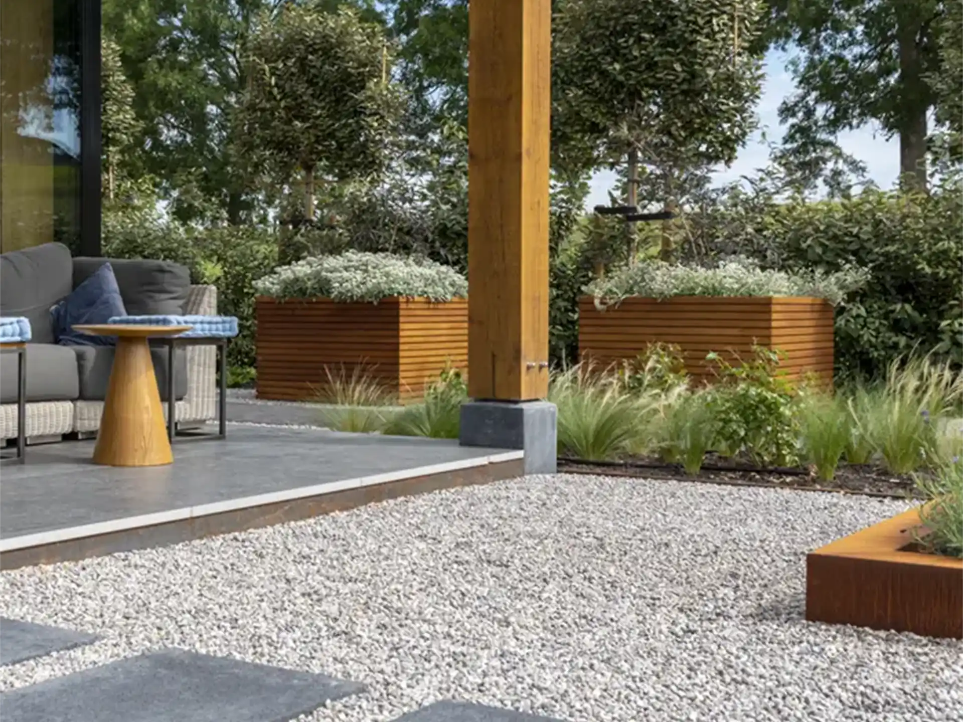 Adezz Malaga Rhombus hardhouten plantenbak met bloemen, in een sfeervolle tuin