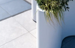 Detail van Adezz Organ polyester plantenbak rond organisch model in wit met groene beplanting.