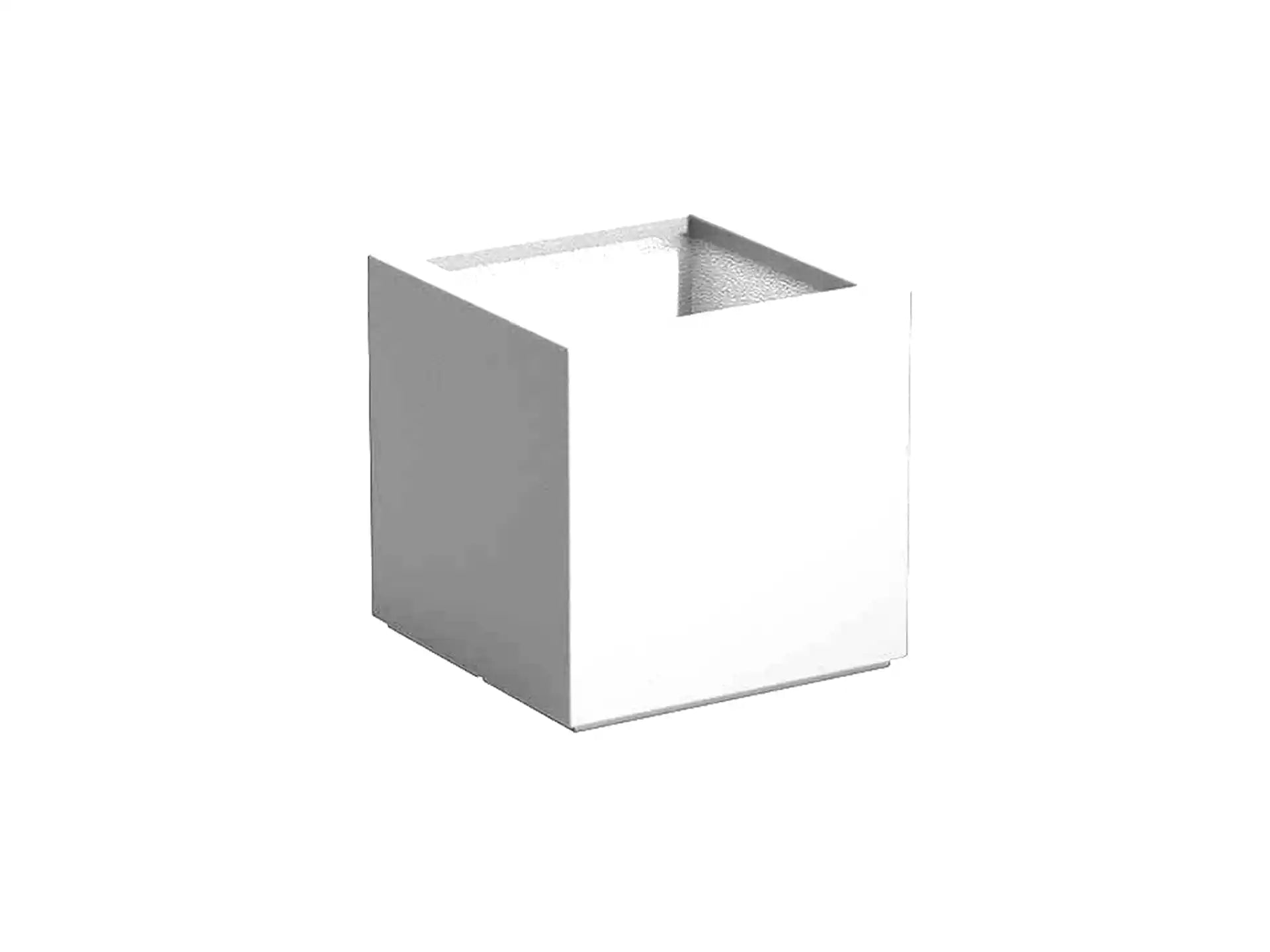 Adezz Carrez plantenbak polyester in vierkante uitvoering van 100 x 100 x 100 cm in verkeerswit, een hoge witte polyester plantenbak met bodem en strak, modern design.