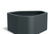 Adezz Shape polyester hoekvormige ronde plantenbak van 130 × 126 × 60 cm in antracietgrijs uitvoering.